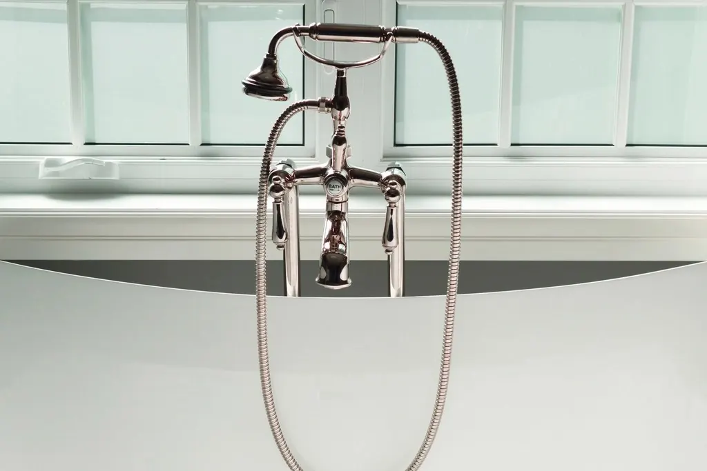 Deep cleaning: Bathtub Taps