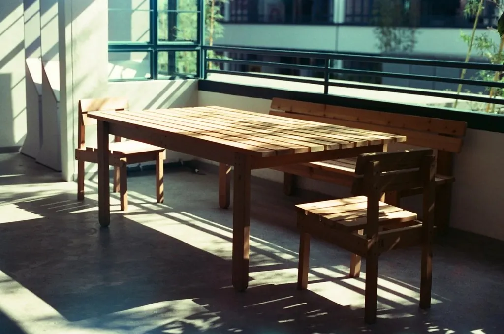Move-in/out cleaning: Empty room neatly polished furniture-