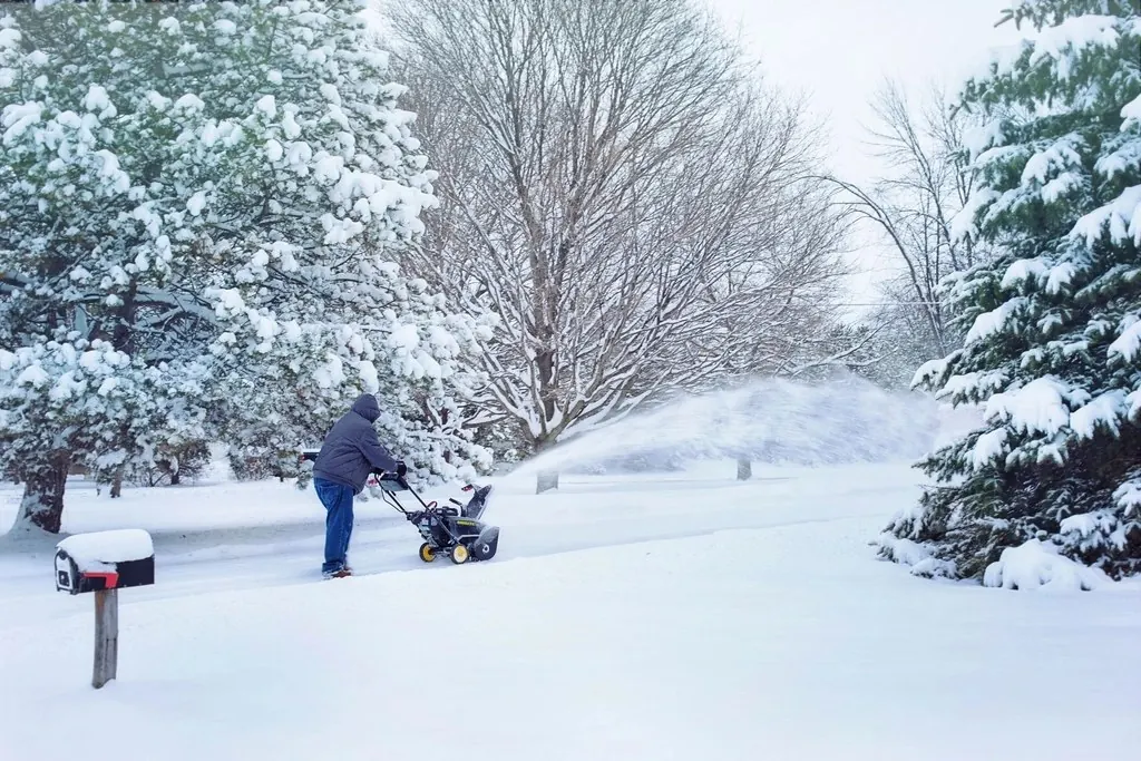 Driveway clearing: Free man shoveling snow machine