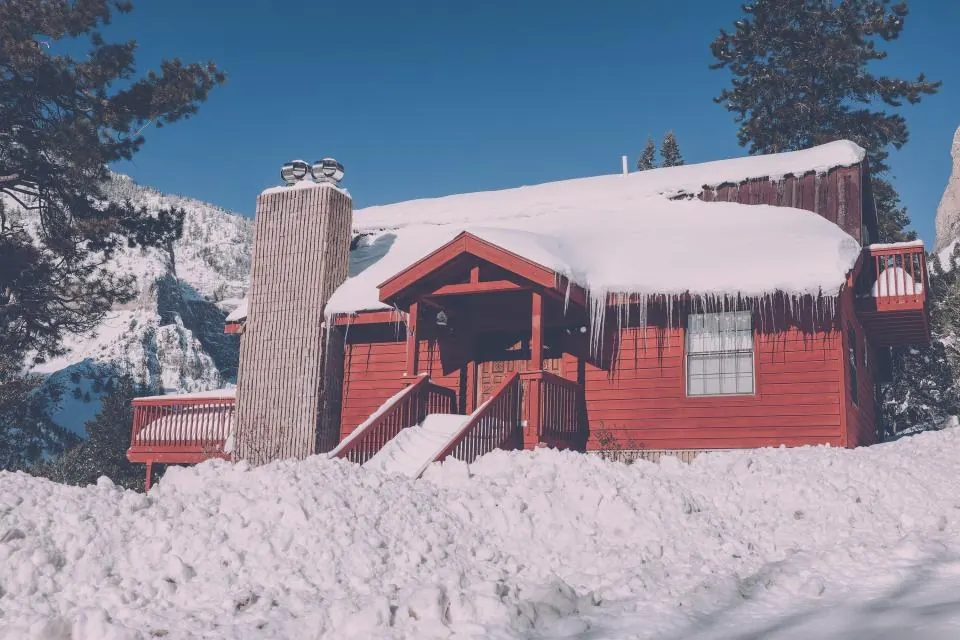 Roof snow removal: House Winter