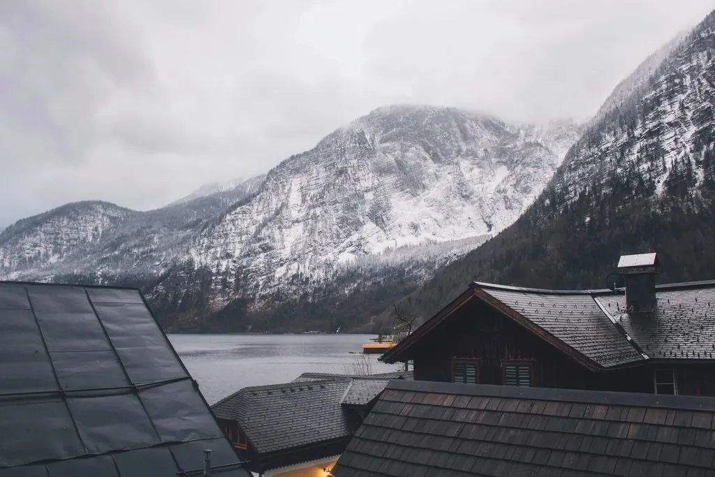 Roof snow removal: Rooftop view houses snow covered